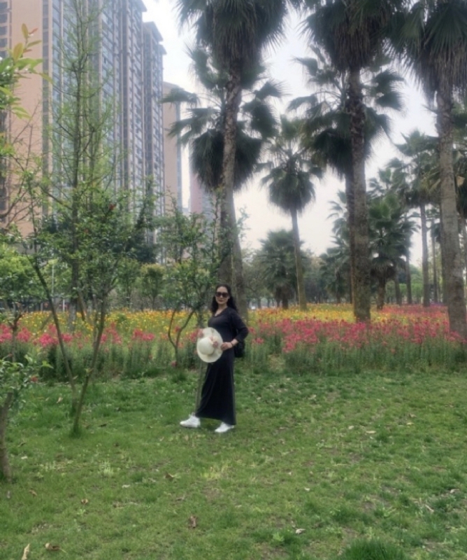 粉墨登场的第一张照片--峨眉山闪婚服务中心